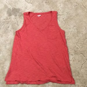 Women’s v-neck tank top w/ front pocket